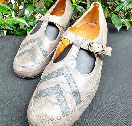 Vintage 1960s Dwea Metallic Grey Leather Chevron Mary Janes – Mod Block Heel - Yatva