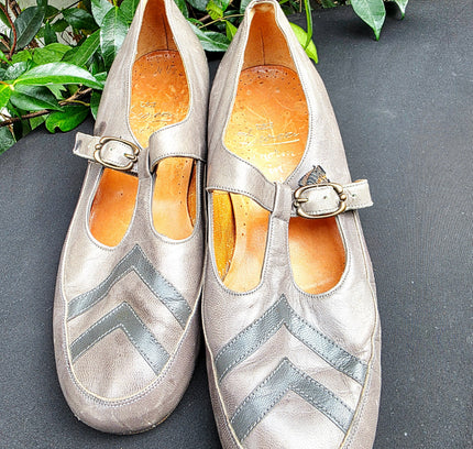 Vintage 1960s Dwea Metallic Grey Leather Chevron Mary Janes – Mod Block Heel - Yatva