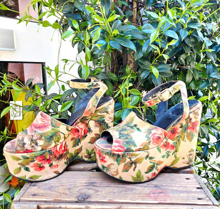 Vintage 1970s Floral Tapestry Platform Wedges Shoes - Yatva