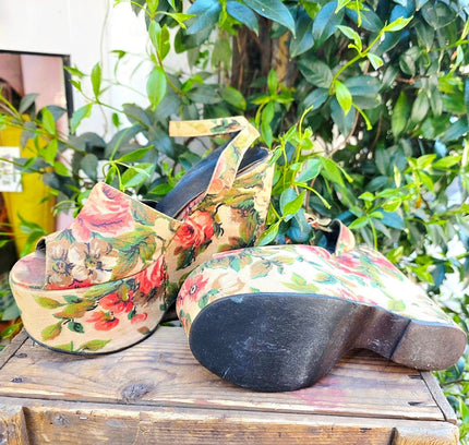 Vintage 1970s Floral Tapestry Platform Wedges Shoes - Yatva