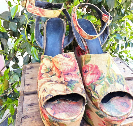 Vintage 1970s Floral Tapestry Platform Wedges Shoes - Yatva