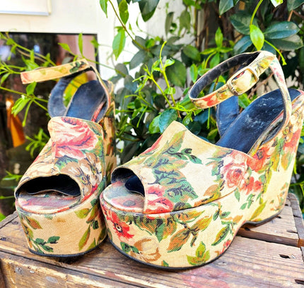 Vintage 1970s Floral Tapestry Platform Wedges Shoes - Yatva