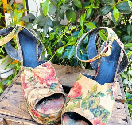 Vintage 1970s Floral Tapestry Platform Wedges Shoes - Yatva
