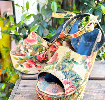 Vintage 1970s Floral Tapestry Platform Wedges Shoes - Yatva