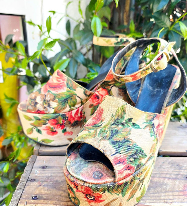Vintage 1970s Floral Tapestry Platform Wedges Shoes - Yatva