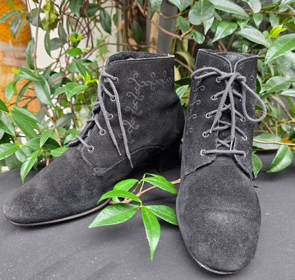 Vintage 1980s Black Suede Embroidered Lace-Up Ankle Boots - Yatva