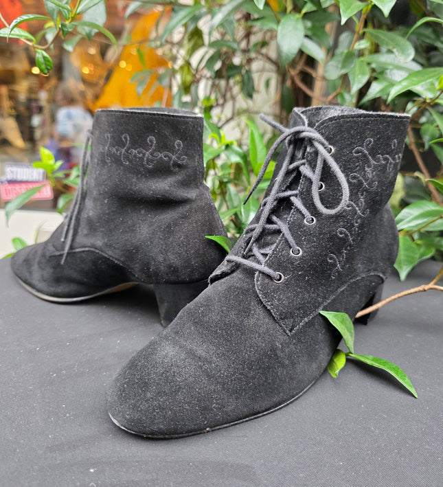 Vintage 1980s Black Suede Embroidered Lace-Up Ankle Boots - Yatva