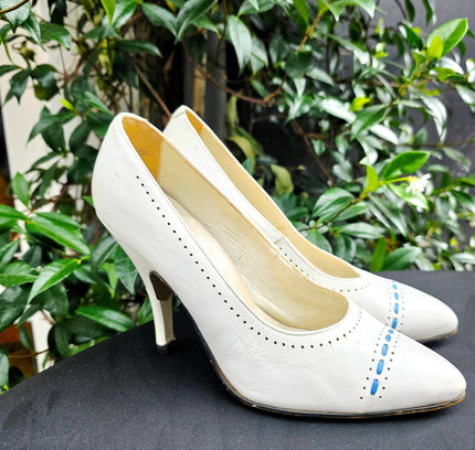 Vintage 1980s Nino Bergati White Leather Pumps (60s Retro Revival) - Yatva