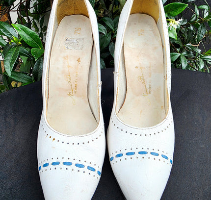 Vintage 1980s Nino Bergati White Leather Pumps (60s Retro Revival) - Yatva