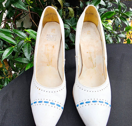 Vintage 1980s Nino Bergati White Leather Pumps (60s Retro Revival) - Yatva