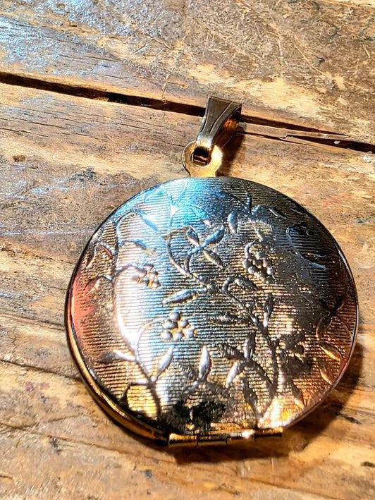 Vintage 60's / 70's Locket - Yatva