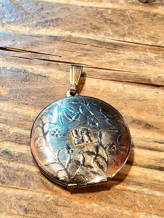 Vintage 60's / 70's Locket - Yatva
