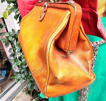 Vintage 70's / 80's Gladstone Shoulder / Hand Bag - Yatva