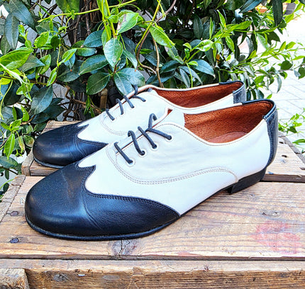 Vintage 80s / 90s Leather Spectator Oxfords | Wingtip Brogue Shoes - Yatva