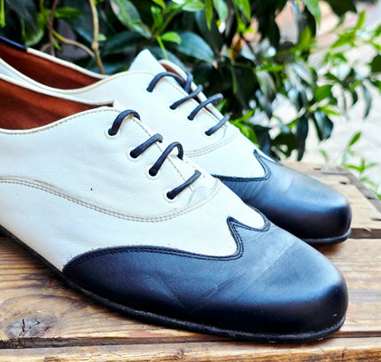 Vintage 80s / 90s Leather Spectator Oxfords | Wingtip Brogue Shoes - Yatva