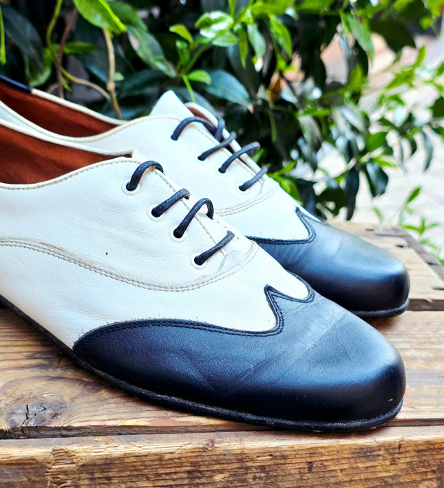Vintage 80s / 90s Leather Spectator Oxfords | Wingtip Brogue Shoes - Yatva