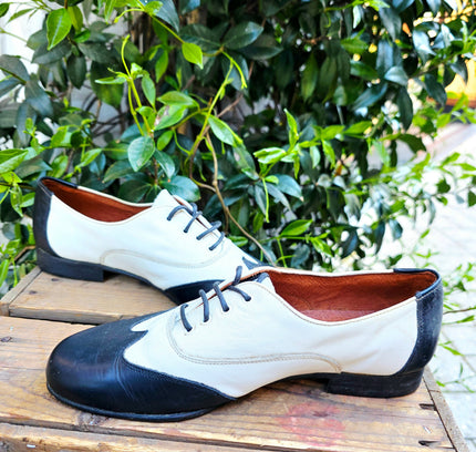 Vintage 80s / 90s Leather Spectator Oxfords | Wingtip Brogue Shoes - Yatva