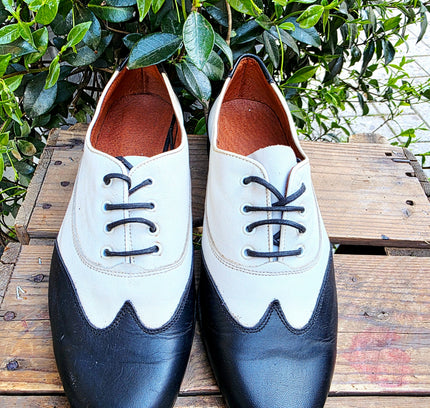 Vintage 80s / 90s Leather Spectator Oxfords | Wingtip Brogue Shoes - Yatva
