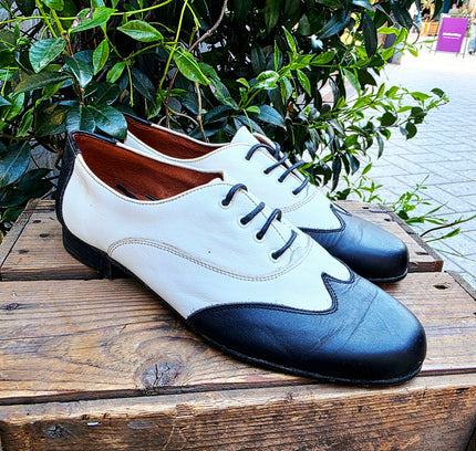 Vintage 80s / 90s Leather Spectator Oxfords | Wingtip Brogue Shoes - Yatva