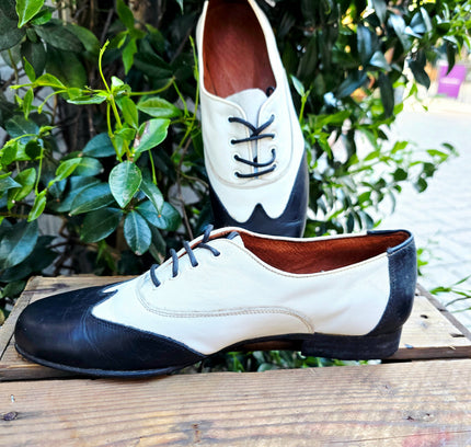 Vintage 80s / 90s Leather Spectator Oxfords | Wingtip Brogue Shoes - Yatva