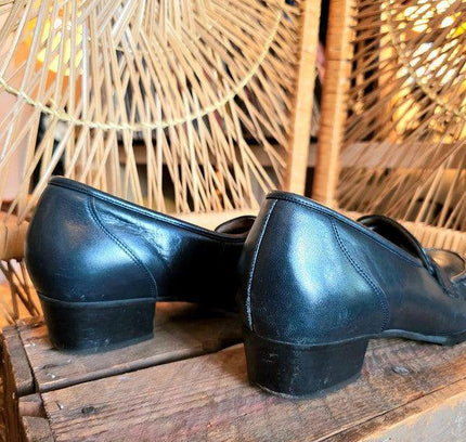 Vintage 80s Moccasin Slip on Shoes - Yatva