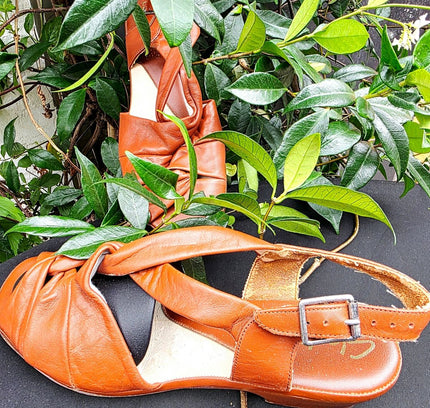 Vintage Clarks Caribees Tan Leather Crossover Slingback Sandals - Yatva