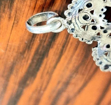 Vintage Floral Pendant - Yatva