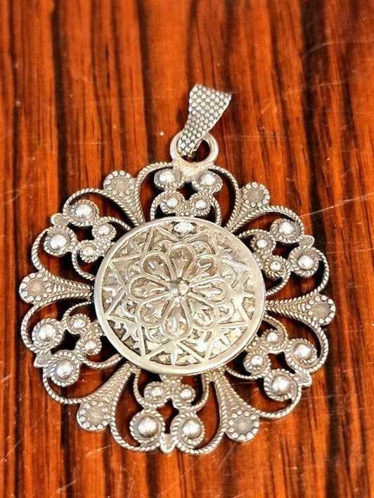 Vintage Floral Pendant - Yatva
