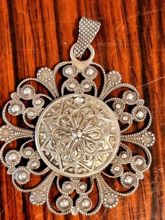 Vintage Floral Pendant - Yatva
