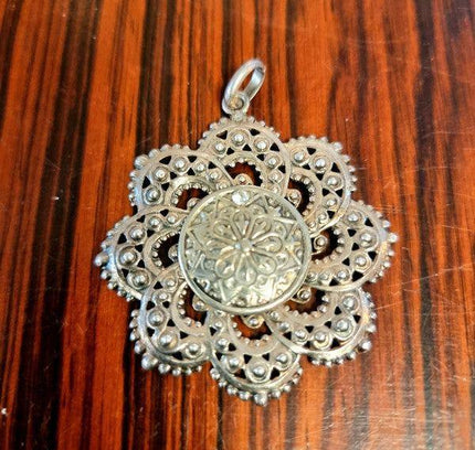 Vintage Floral Pendant - Yatva