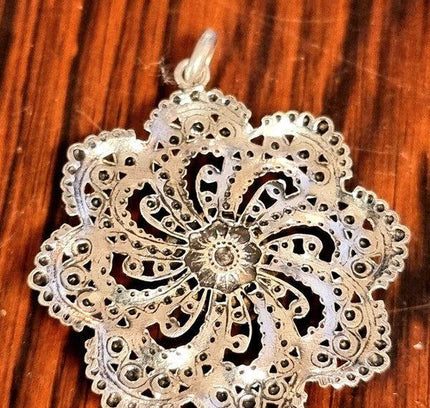 Vintage Floral Pendant - Yatva