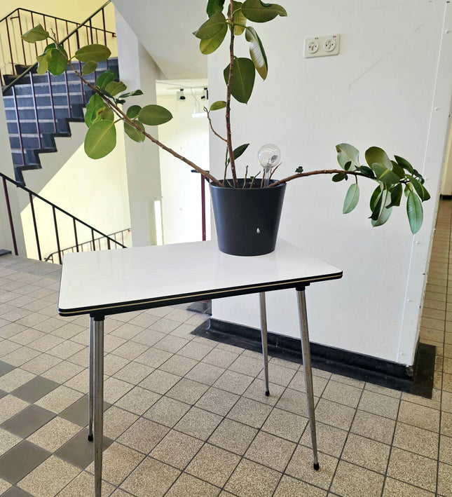 Vintage Formica Kitchen Table (1950s / 1960s) - Yatva