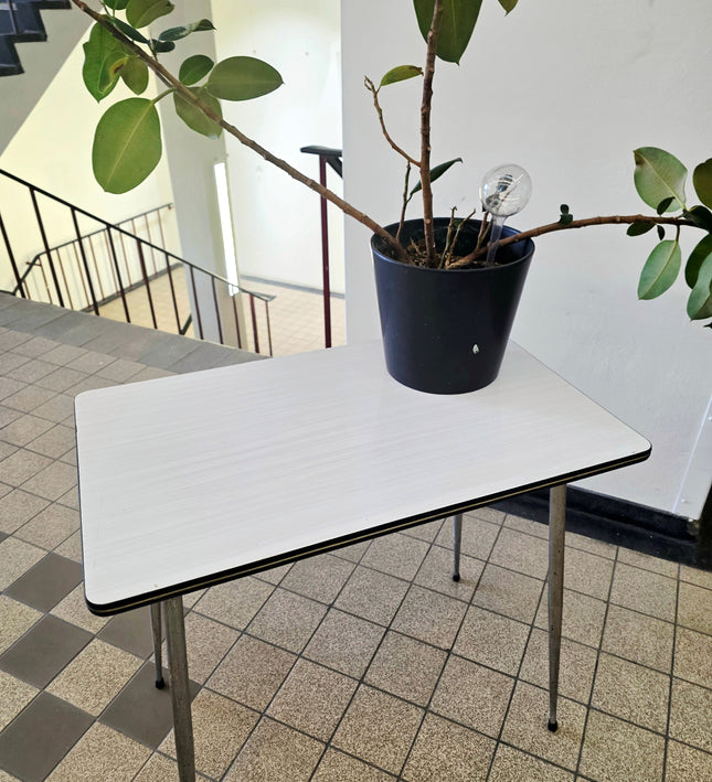 Vintage Formica Kitchen Table (1950s / 1960s) - Yatva