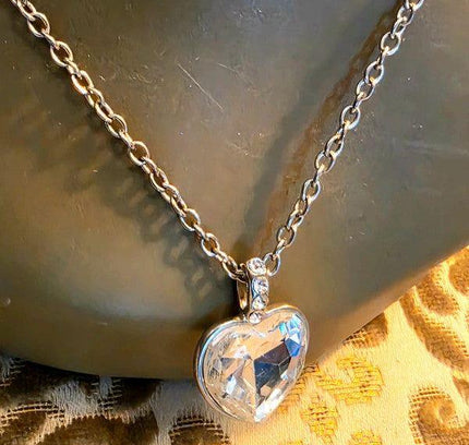 Vintage Heart Pendant Necklace - Yatva