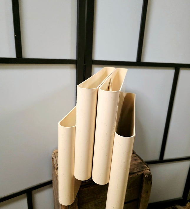 Vintage Kartell 4676 Magazine Rack by Giotto Stoppino | Cream 1970s Italian Design - Yatva