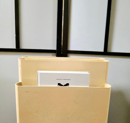 Vintage Kartell 4676 Magazine Rack by Giotto Stoppino | Cream 1970s Italian Design - Yatva