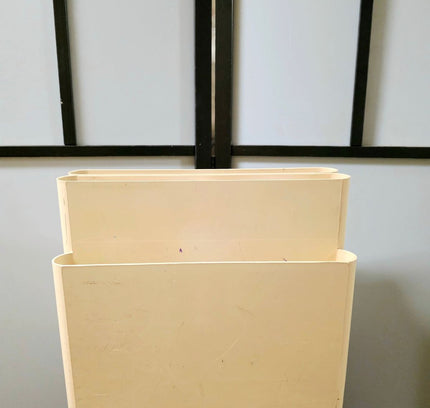 Vintage Kartell 4676 Magazine Rack by Giotto Stoppino | Cream 1970s Italian Design - Yatva