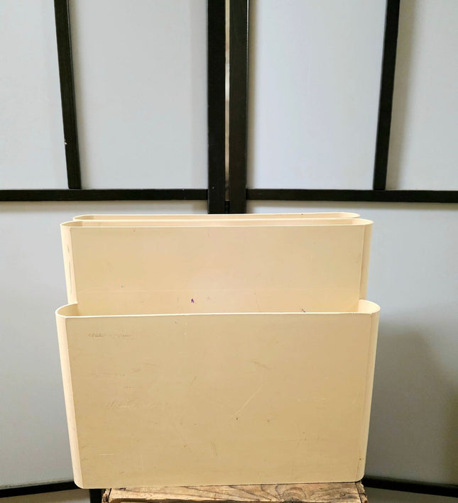 Vintage Kartell 4676 Magazine Rack by Giotto Stoppino | Cream 1970s Italian Design - Yatva