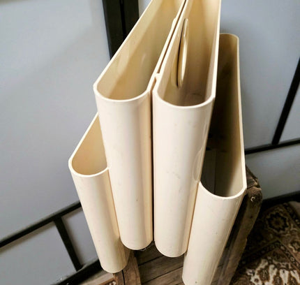 Vintage Kartell 4676 Magazine Rack by Giotto Stoppino | Cream 1970s Italian Design - Yatva
