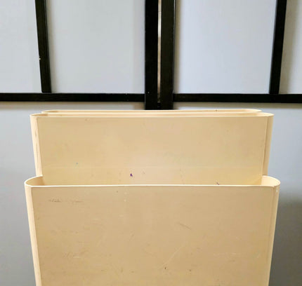 Vintage Kartell 4676 Magazine Rack by Giotto Stoppino | Cream 1970s Italian Design - Yatva
