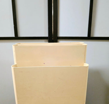 Vintage Kartell 4676 Magazine Rack by Giotto Stoppino | Cream 1970s Italian Design - Yatva