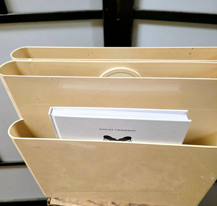 Vintage Kartell 4676 Magazine Rack by Giotto Stoppino | Cream 1970s Italian Design - Yatva