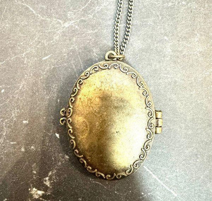 Vintage Photo Locket Necklace - Yatva