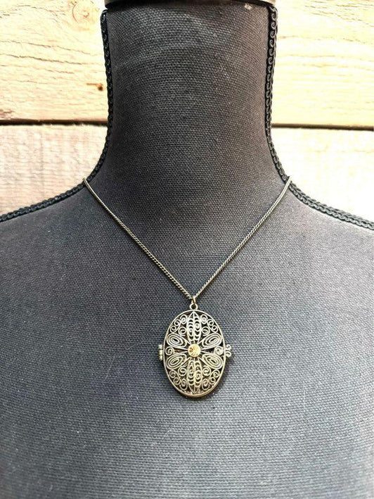 Vintage Photo Locket Necklace - Yatva