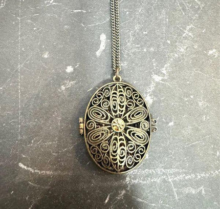 Vintage Photo Locket Necklace - Yatva