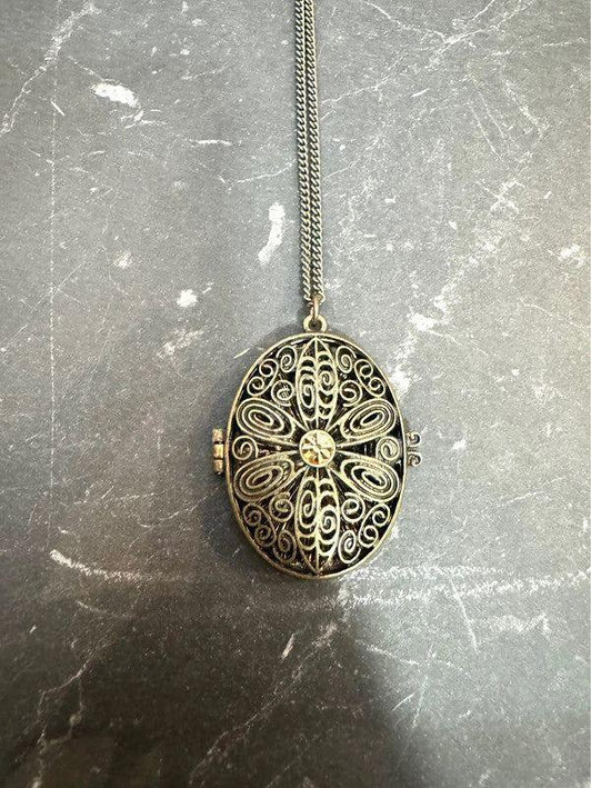 Vintage Photo Locket Necklace - Yatva
