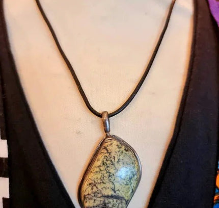 Vintage Serpentine Pendant Necklace - Yatva