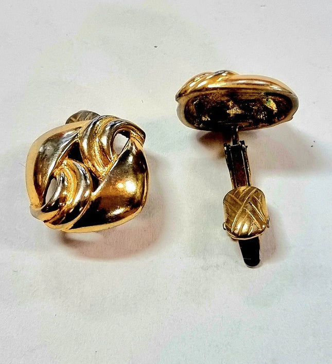 Vintage Signed Trifari Gold Tone Clip On Earring - Yatva