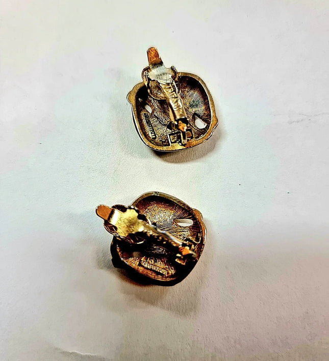 Vintage Signed Trifari Gold Tone Clip On Earring - Yatva