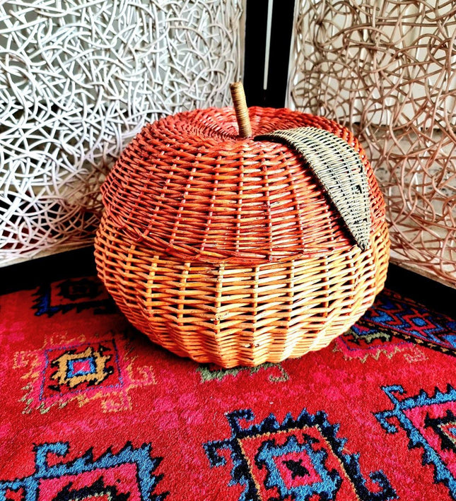 Vintage Wicker Rattan basket with lid - Yatva